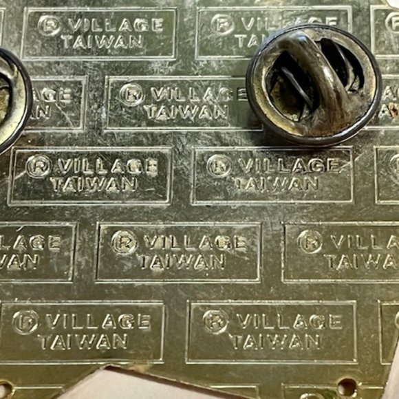 Tahoe Valley Lions Club Playing Cards Hat Lapel Tack Pin 2.5"x 2" - Picture 9 of 10